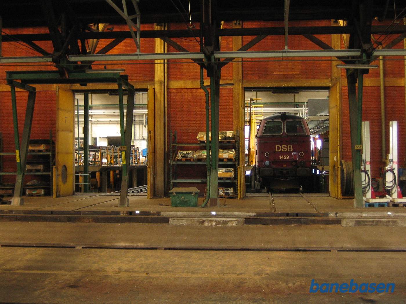 Billedet er taget fra den daglige vedligeholdelseshal 2 på tværs af den indvendige skydebro og over igennem portåbningerne i hal 1