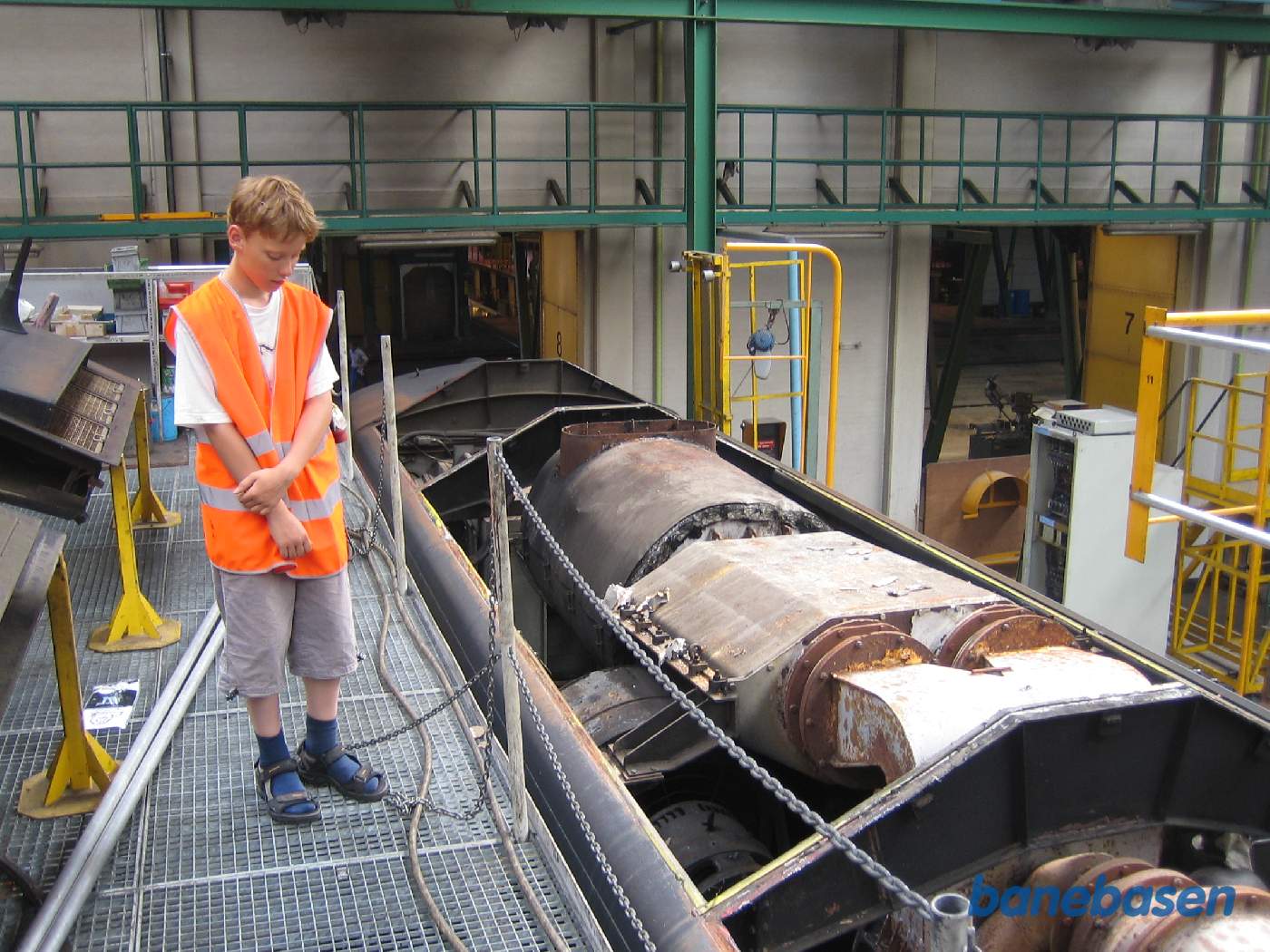 En ME har fået fjernet taget i forbindelse med et af de store eftersyn i hal 1. Den indvendige skydebro skimtes ude bag portene En ME har fået fjernet taget i forbindelse med et af de store eftersyn i hal 1. Den indvendige skydebro skimtes ude bag portene