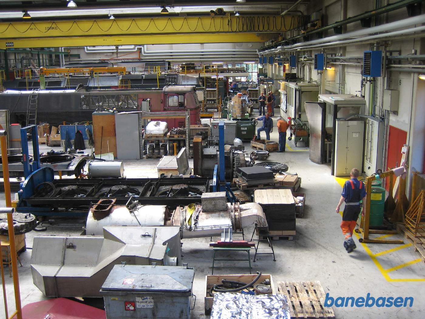 Et vue ud over hal 1, hvor de store eftersyn udføres, baglandet til højre Et vue ud over hal 1, hvor de store eftersyn udføres, baglandet til højre