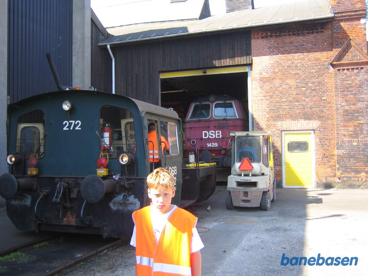 MZ 1429 står på den indvendige skydebro, den lokale Køf kører hen for at hente MZ 1429