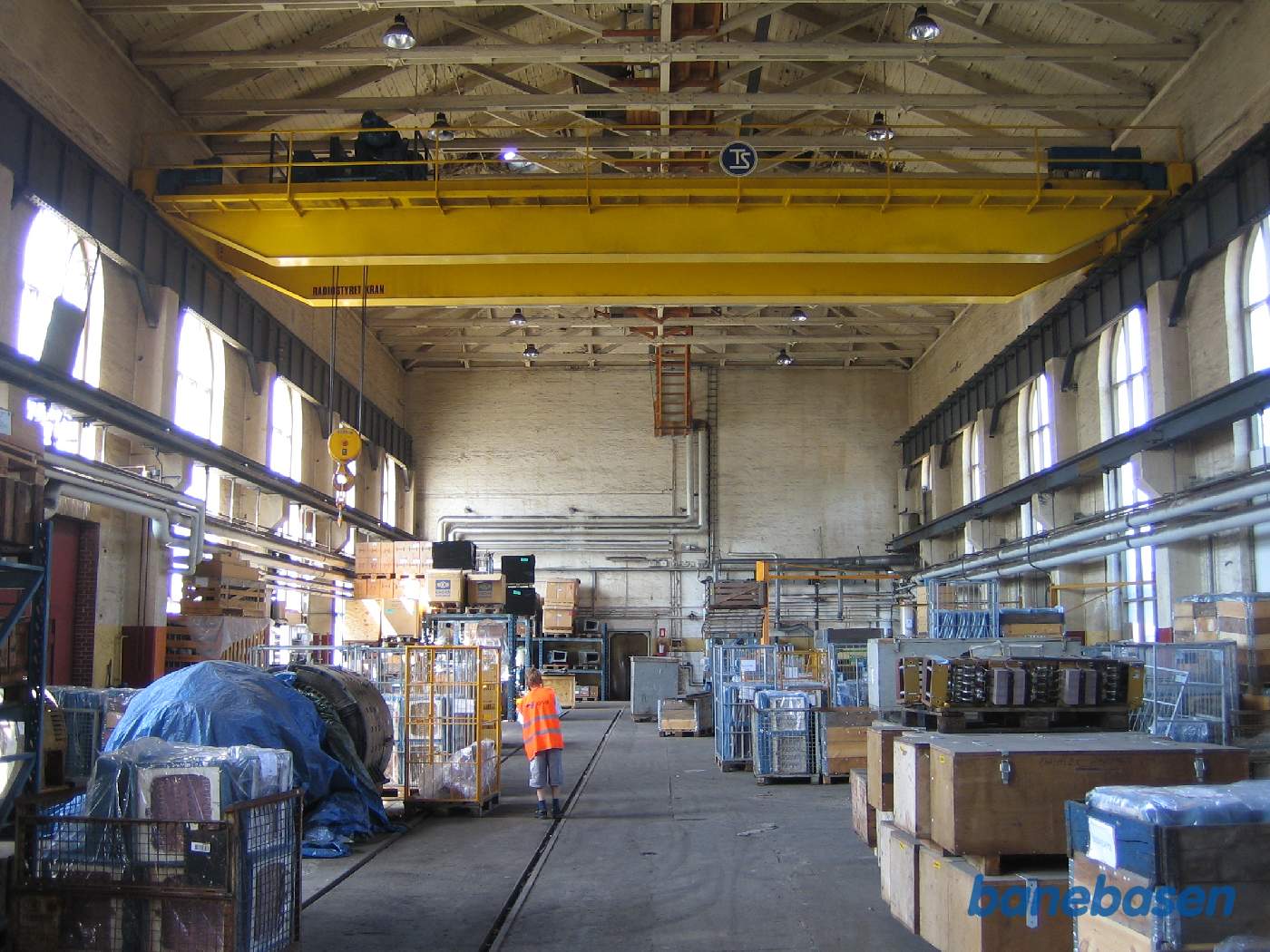 Den gamle kedelsmedje med den kraftige kran i loftet er omdannet til lagerrum