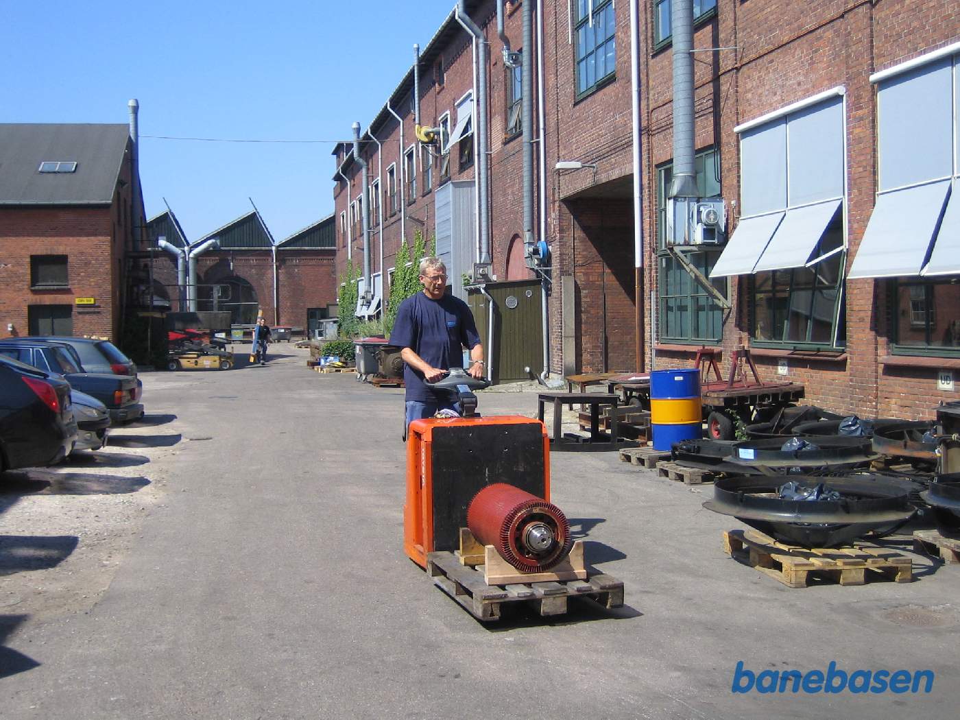 Et nymalet banemotoranker til DSB ET (Øresundstog) ved banemotorværkstedet inde i stuen til højre