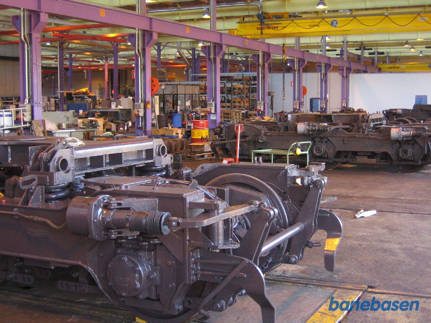 Bogieværkstedet med nymalede bogier. Den store dobbeltsporede skydebro ligger til højre for fotografen Bogieværkstedet med nymalede bogier. Den store dobbeltsporede skydebro ligger til højre for fotografen