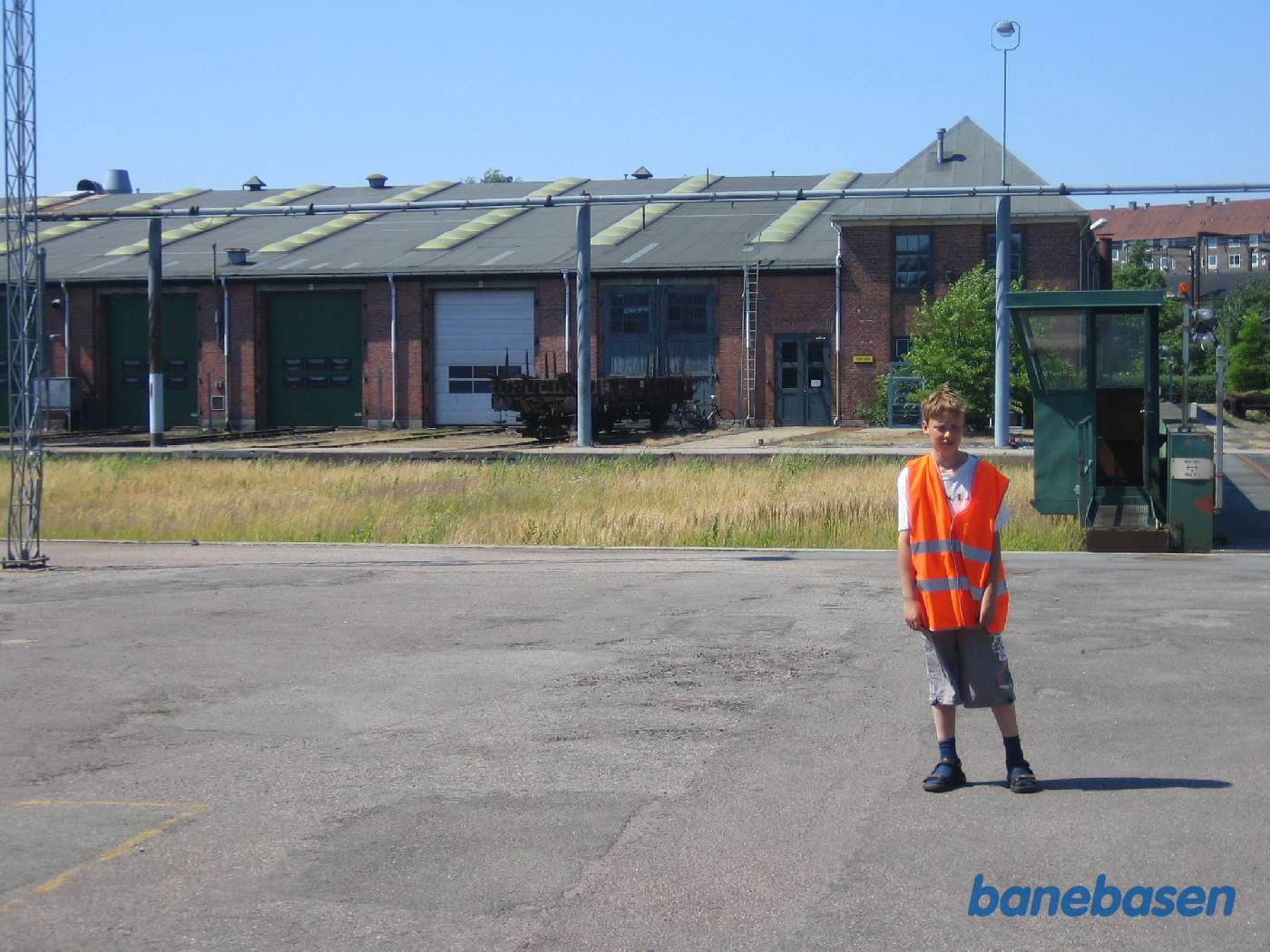 Et vue fra bogieværkstedet ud over den store dobbeltsporede skydebro. Det gamle malerværksted ses på modsat side og ejendommen i øverste højre side ligger på Enghavevej Et vue fra bogieværkstedet ud over den store dobbeltsporede skydebro. Det gamle malerværksted ses på modsat side og ejendommen i øverste højre side ligger på Enghavevej