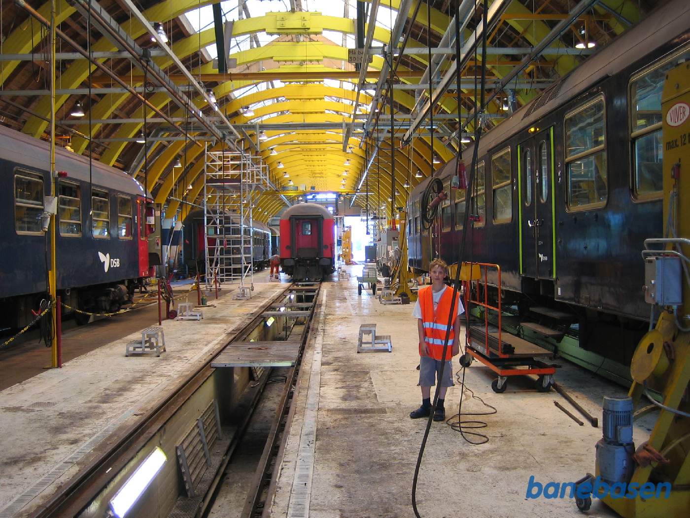 Den 3-sporede lyntogshal fra 1935, hvor personvognene vedligeholdes