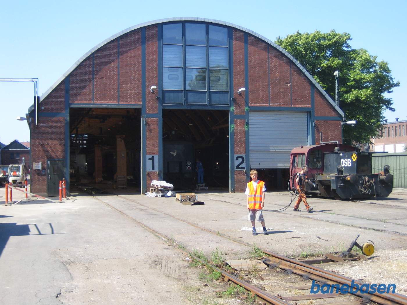 Den 3-sporede lyntogshal fra 1935, hvor personvognene vedligeholdes, set udefra. Otto Busses Vej løber ned langs siden af hallen til højre
