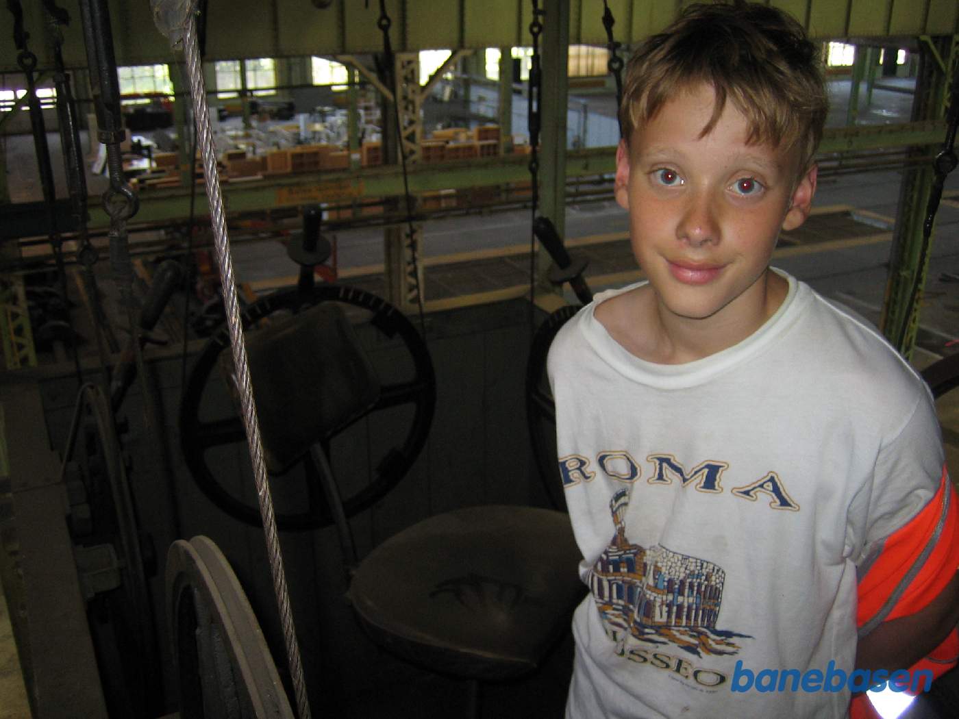 Junior oppe i kranhuset, bemærk betjeningshåndtagene er hjul med wire op til de store kontakter på husets tag, så operatøren ikke kan få stød