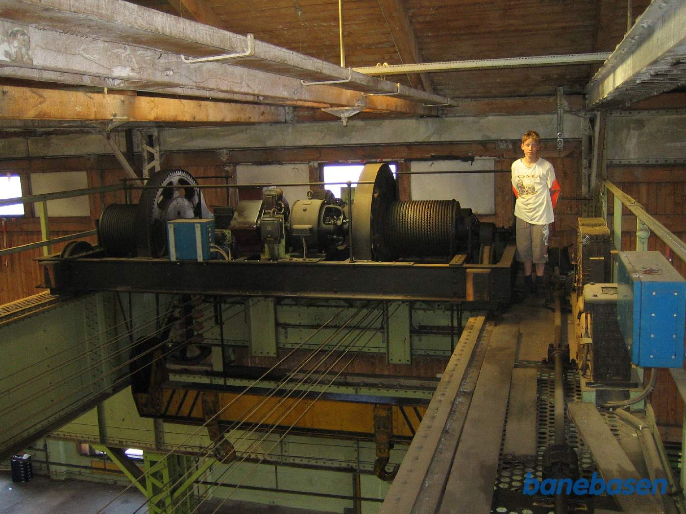 De store kraftige motorer med wire ned til de store kroge der ses nederst i billedet