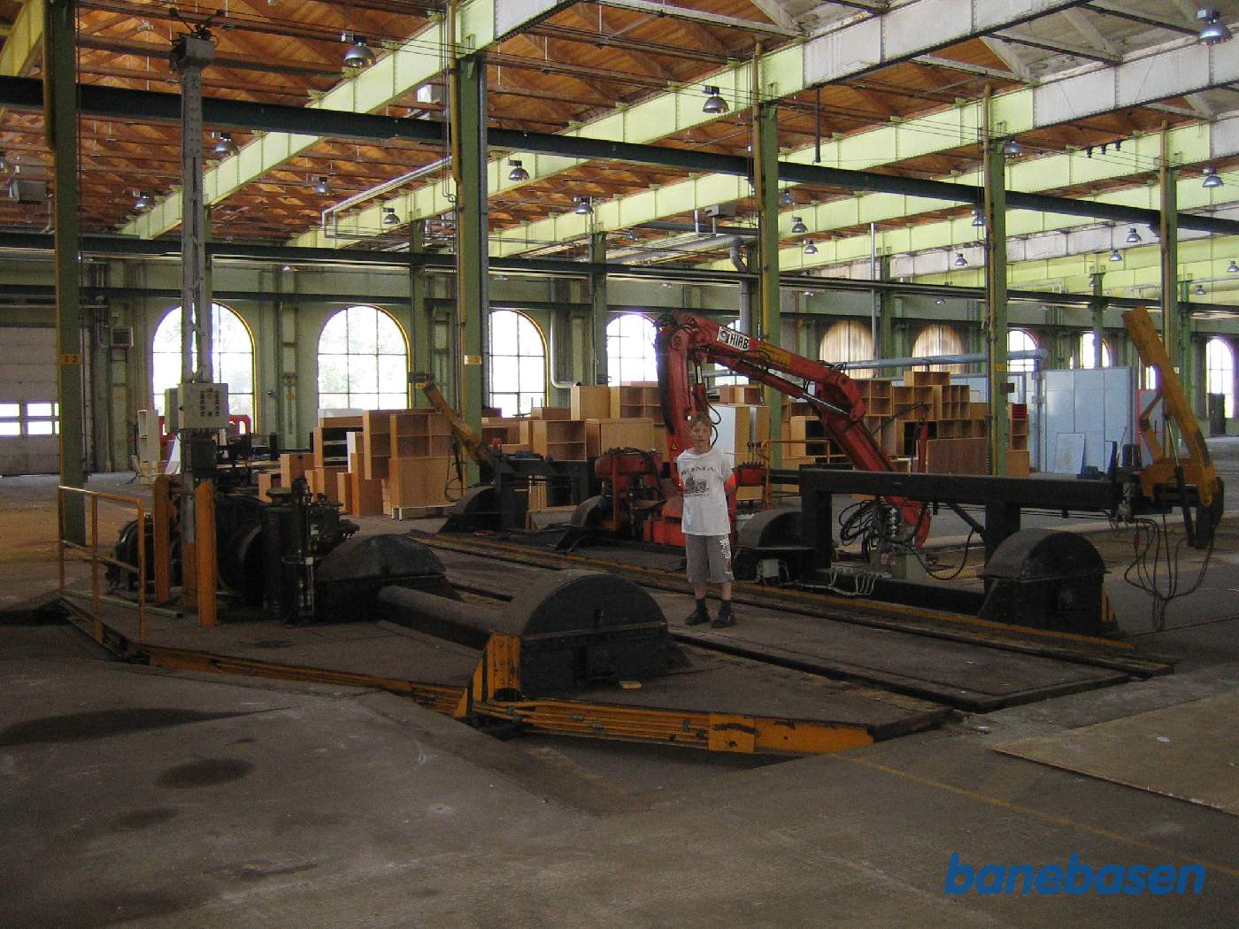 Den indvendige skydebro i lokomotivværkstedet forbinder alle sporene i værkstedet med ind- og udkørselssporet. Her var der i sin tid stor travlhed med damplokomotiverne Den indvendige skydebro i lokomotivværkstedet forbinder alle sporene i værkstedet med ind- og udkørselssporet. Her var der i sin tid stor travlhed med damplokomotiverne