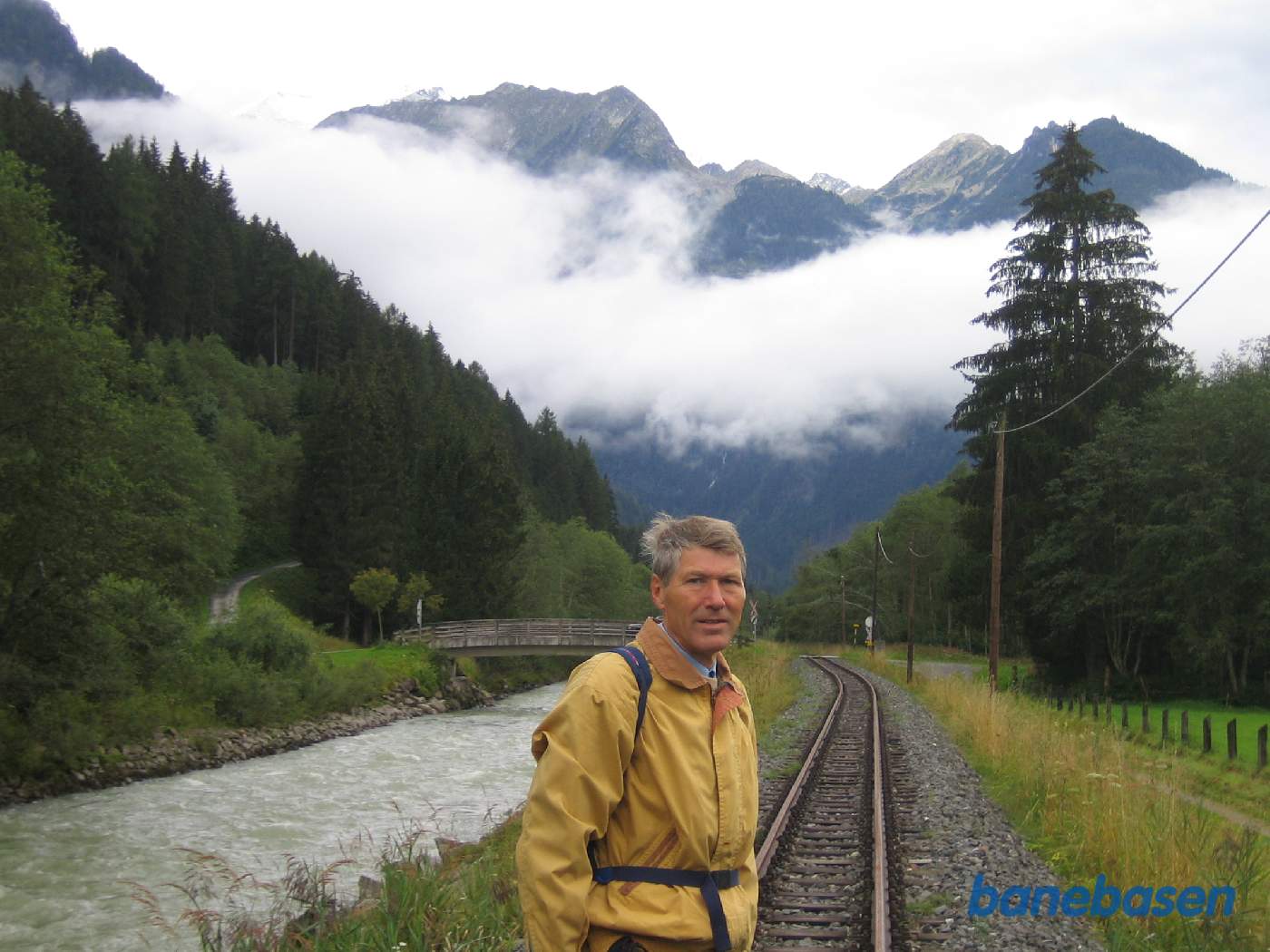 En turist midt i sporet der løber langs floden nær Mittersill