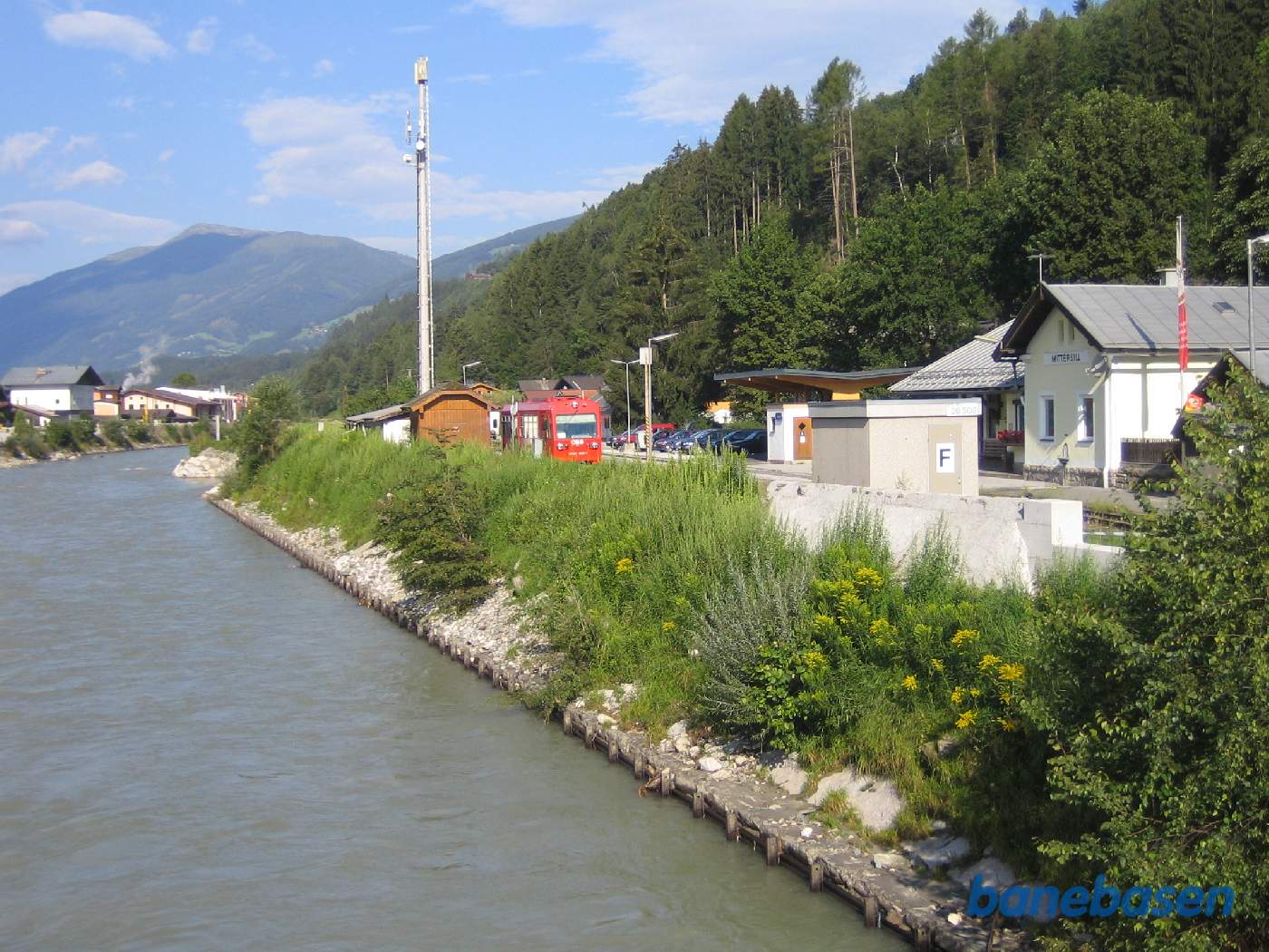 Stationen set fra vejbroen over floden