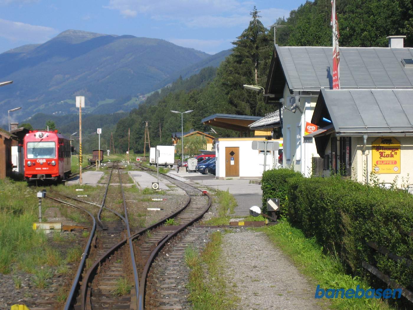 Stationen set fra vejoverkørslen