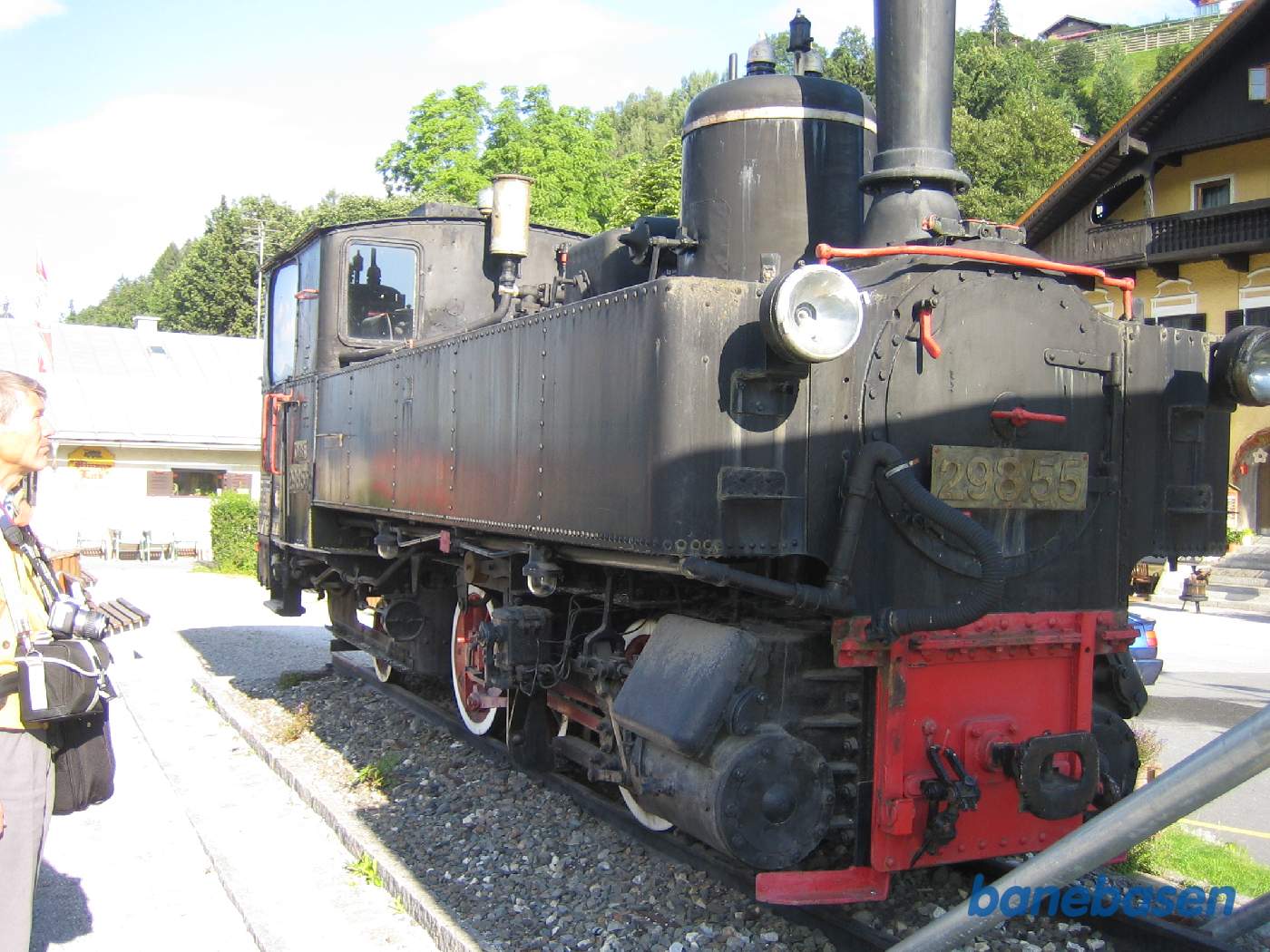 Opstillet damplokomotiv ved stationen