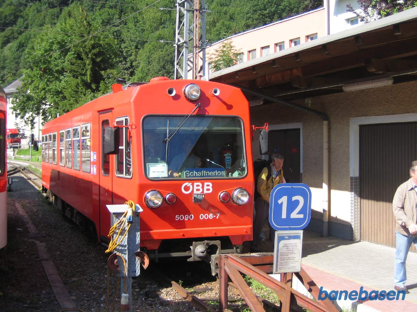 Motorvognen ankommet til Zell am See og de rejsende stiger ud
