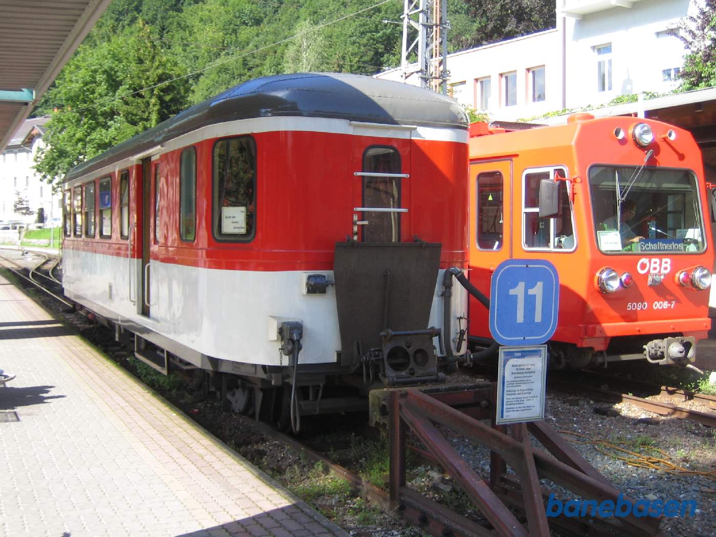 Person- og pakvogn ved perron