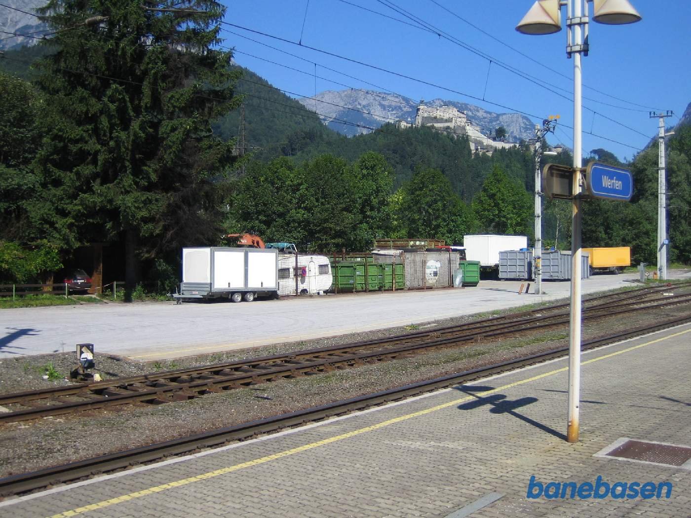 Stationen, byen og især slottet der ses midt i billedet er kendt fra filmen "Ørneborgen"