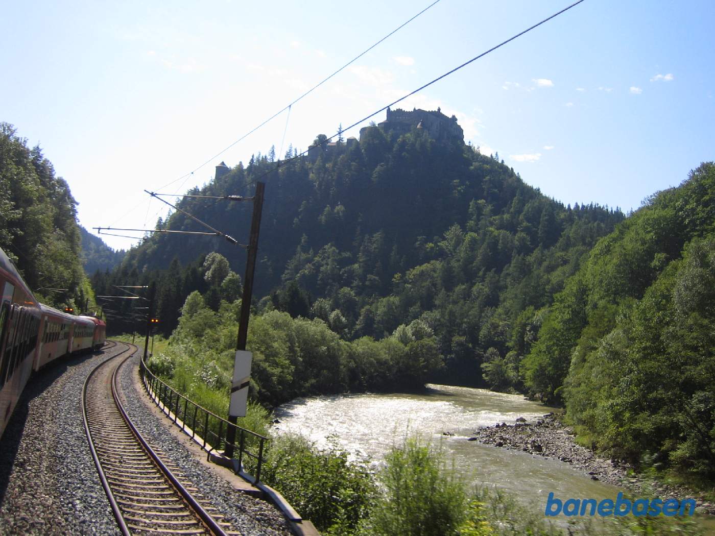 Et bagskud, slottet ligger oppe på toppen af bjerget