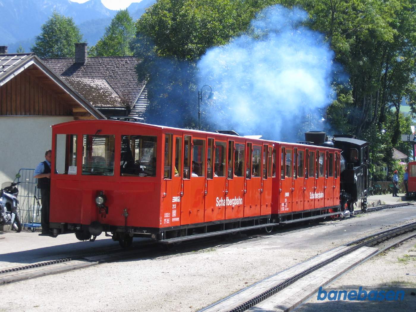 Et tog fyldt med glade turister på vej op af bjerget