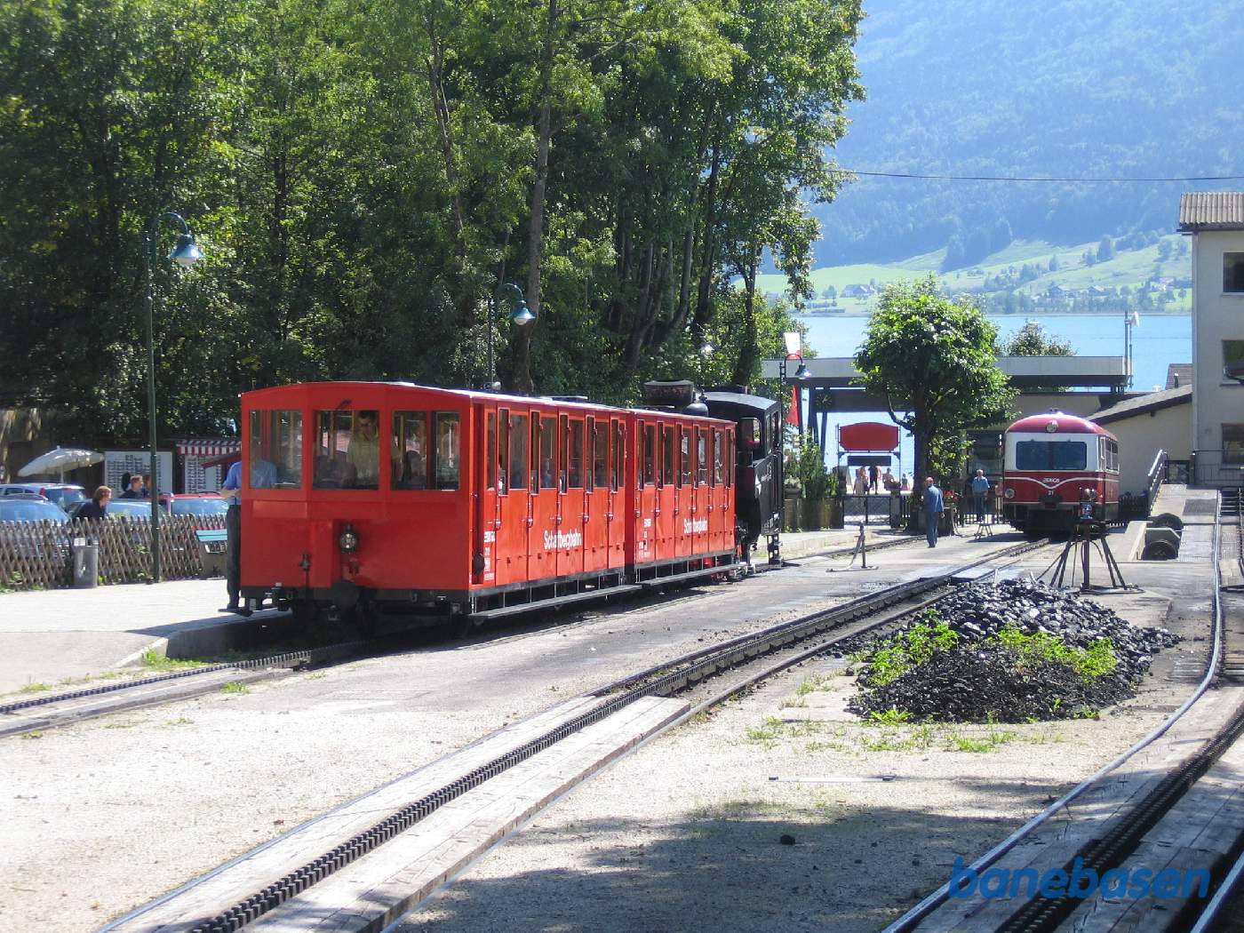 Næste tog fyldt kører af sted op ad bjerget