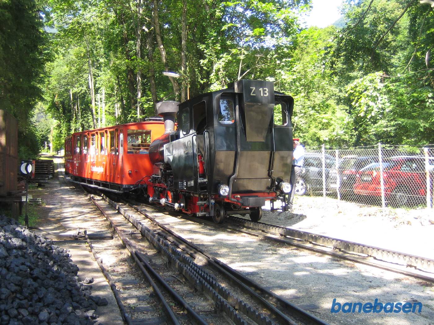 Næste tog fyldt kører af sted op ad bjerget
