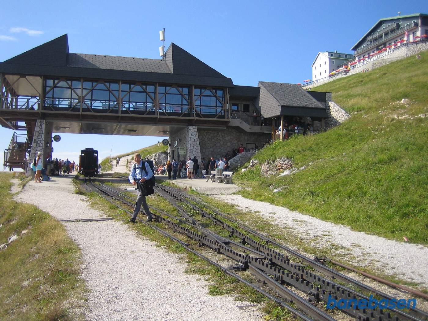 Bjergstationen med hotellet oppe til højre