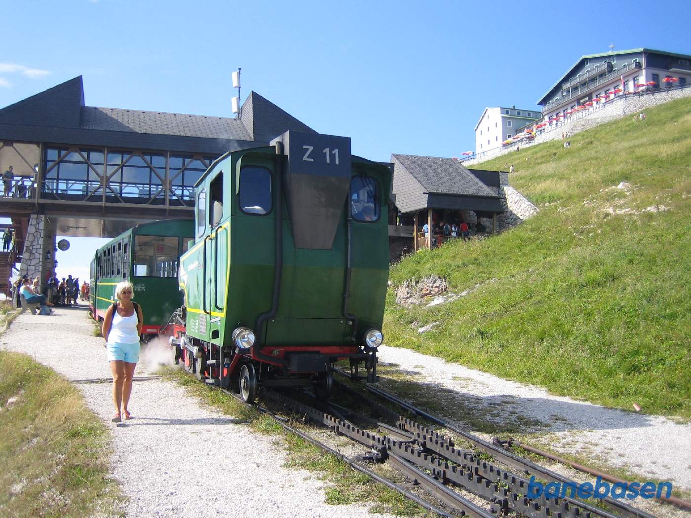 Bjergstationen med hotellet oppe til højre