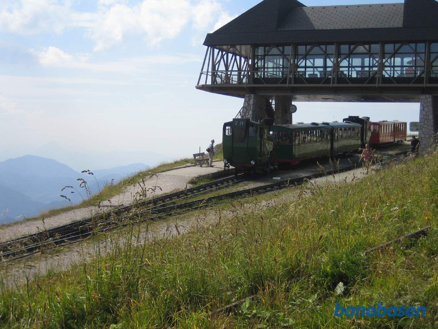 Der holder 2 persontog lige efter hinanden