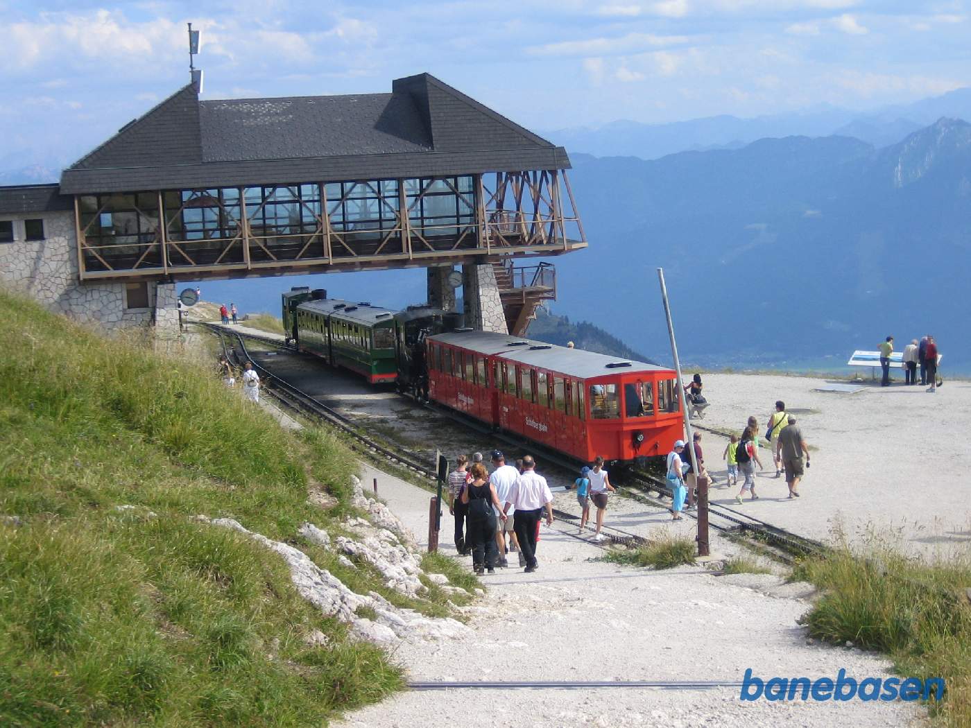 Der holder 2 persontog lige efter hinanden