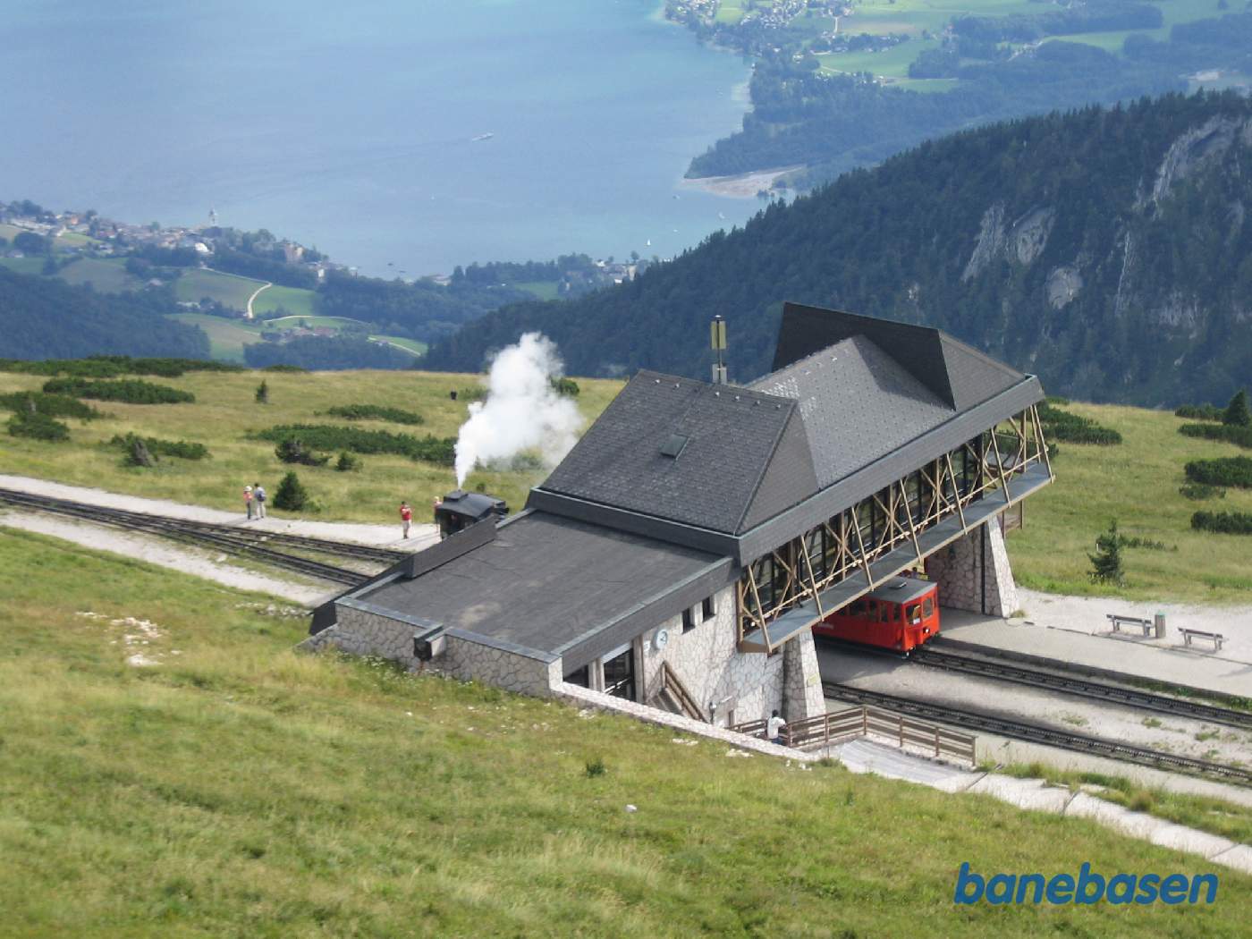 Stationen set oppe fra hotellet