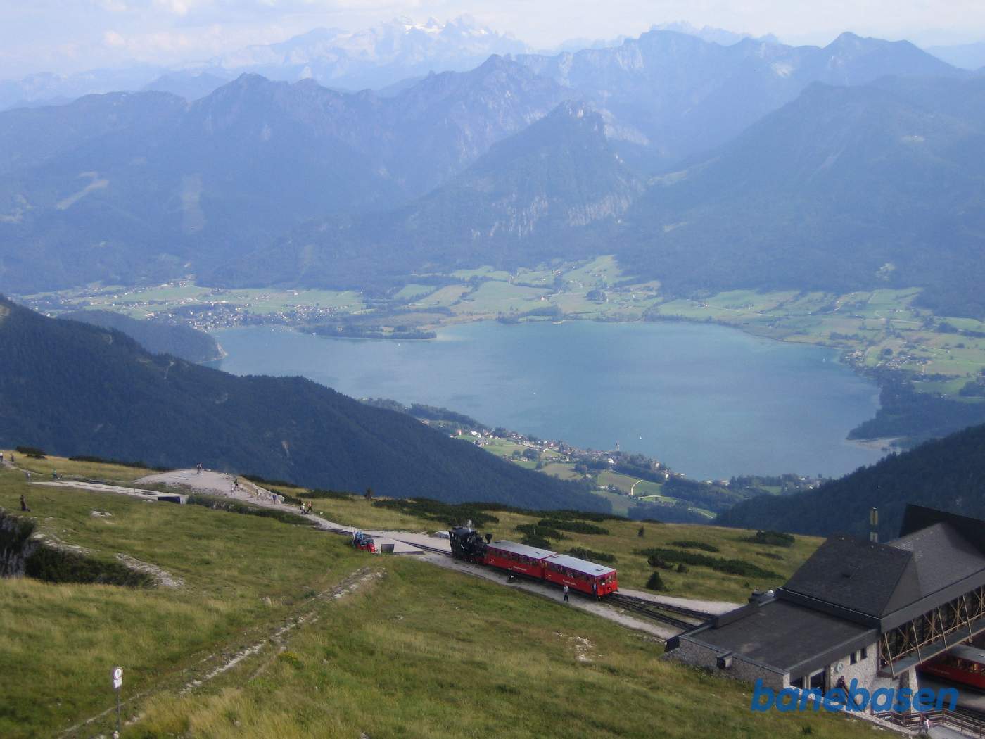 Damptog på vej ind på stationen med turister