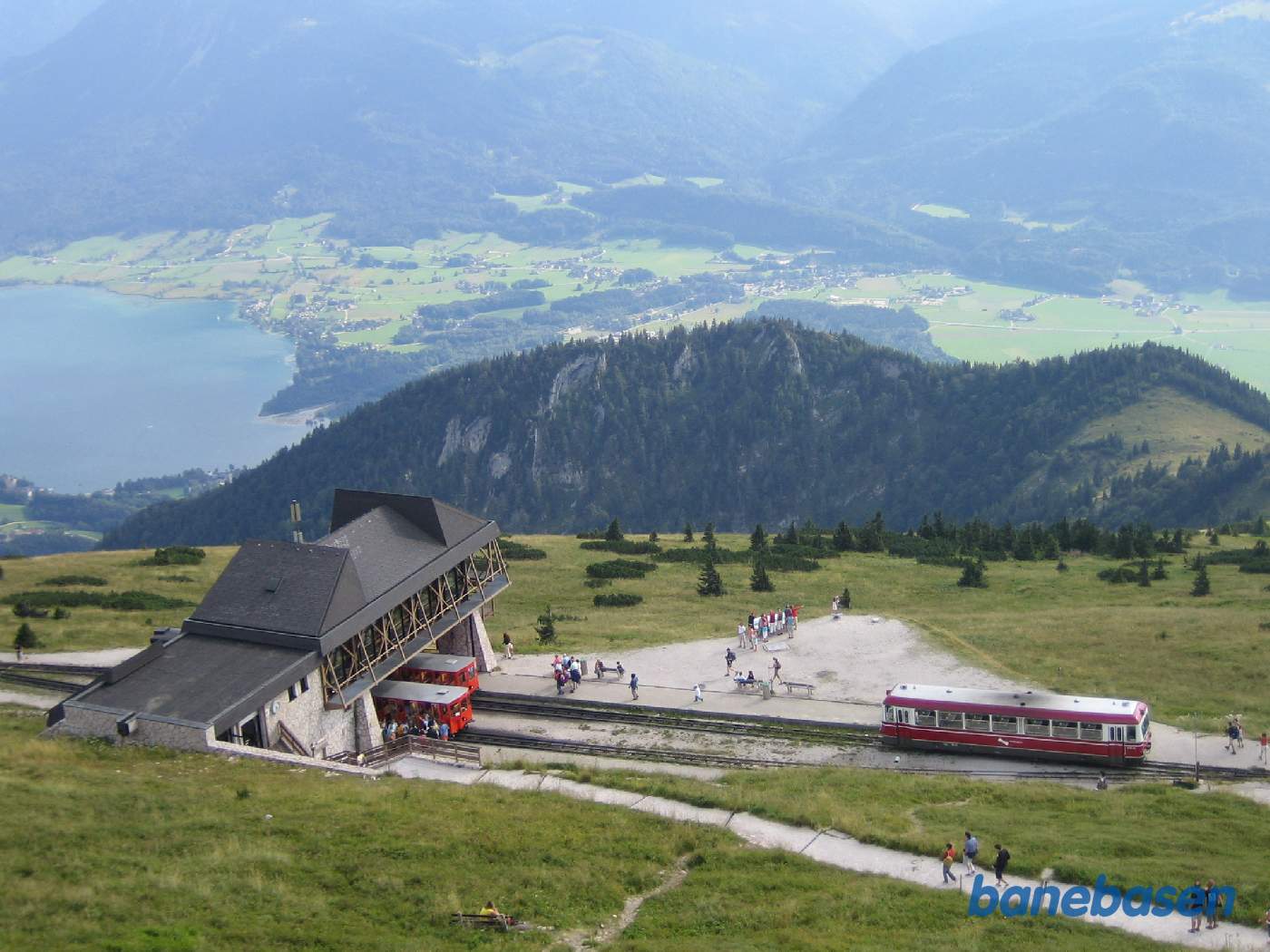 Så holder der 2 damptog og en motorvogn på stationen