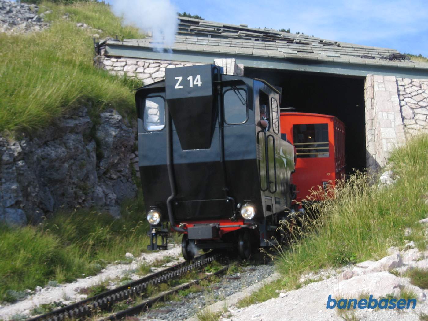 Damptog på vej ud af overdækningen lige efter stationen