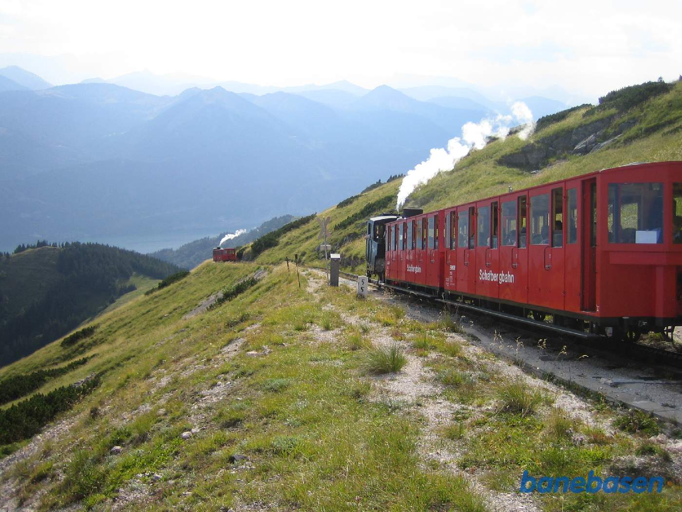 2 damptog på vej ned af bjerget, fotograferet umiddelbart efter sneoverdækningen