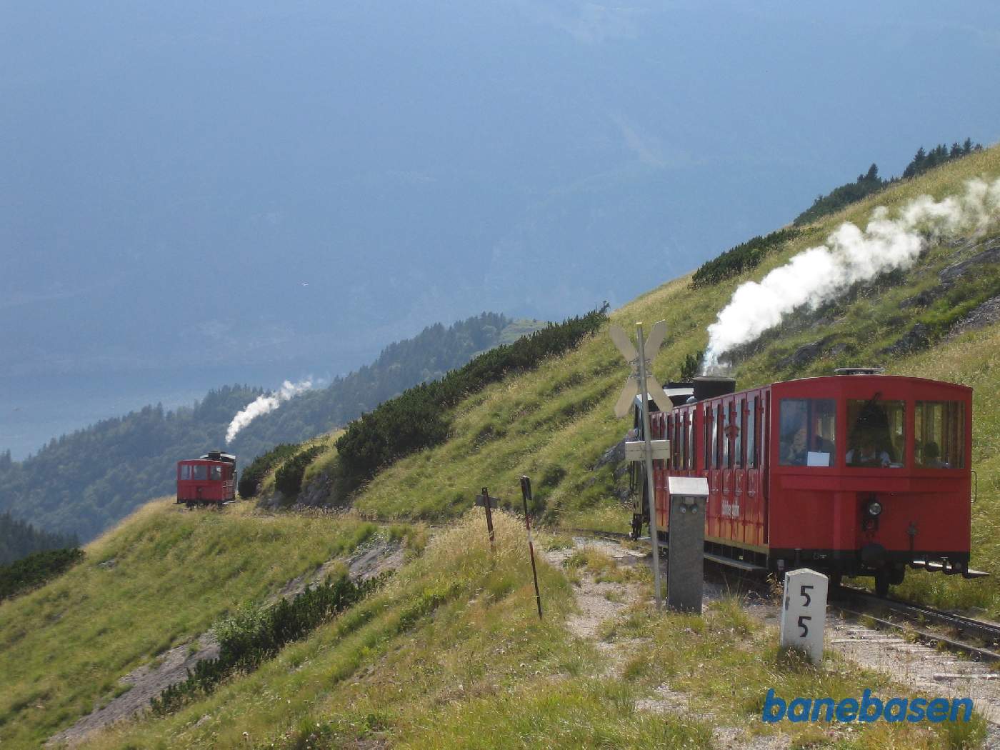 2 damptog på vej ned af bjerget, fotograferet umiddelbart efter sneoverdækningen