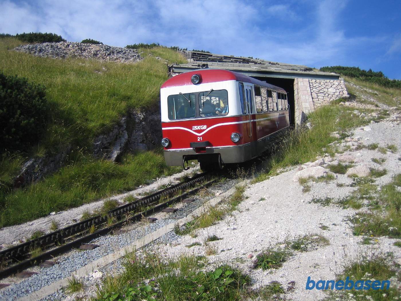 Motorvogn på vej ud af overdækningen lige efter stationen