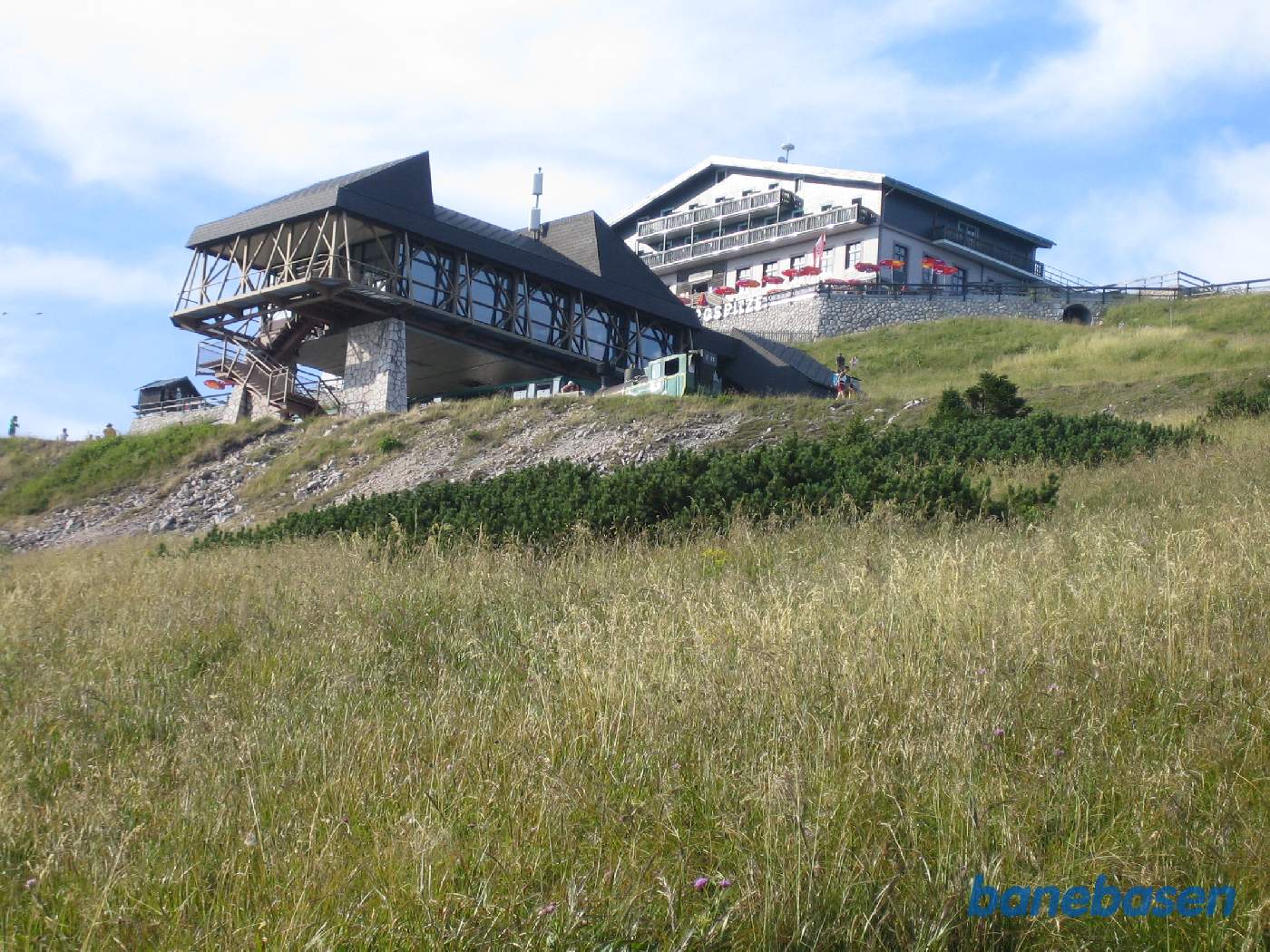Stationen og hotellet set nedefra. De 2 tog er netop ankommet til stationen