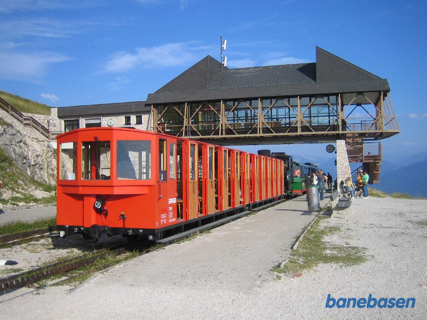 2 persontog holder ved perron på stationen
