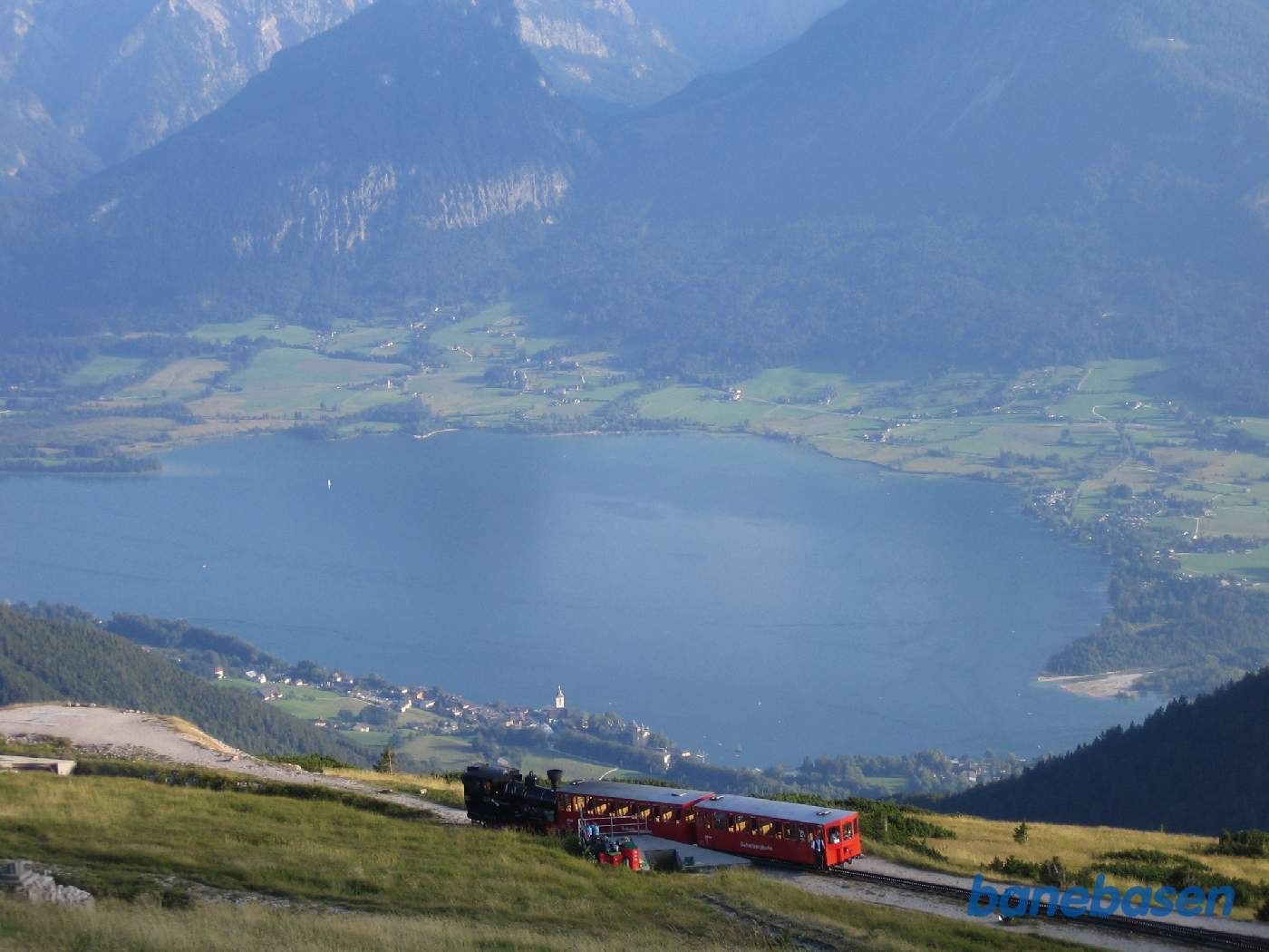 Udsigten fra hotellet ned over stationen og søen