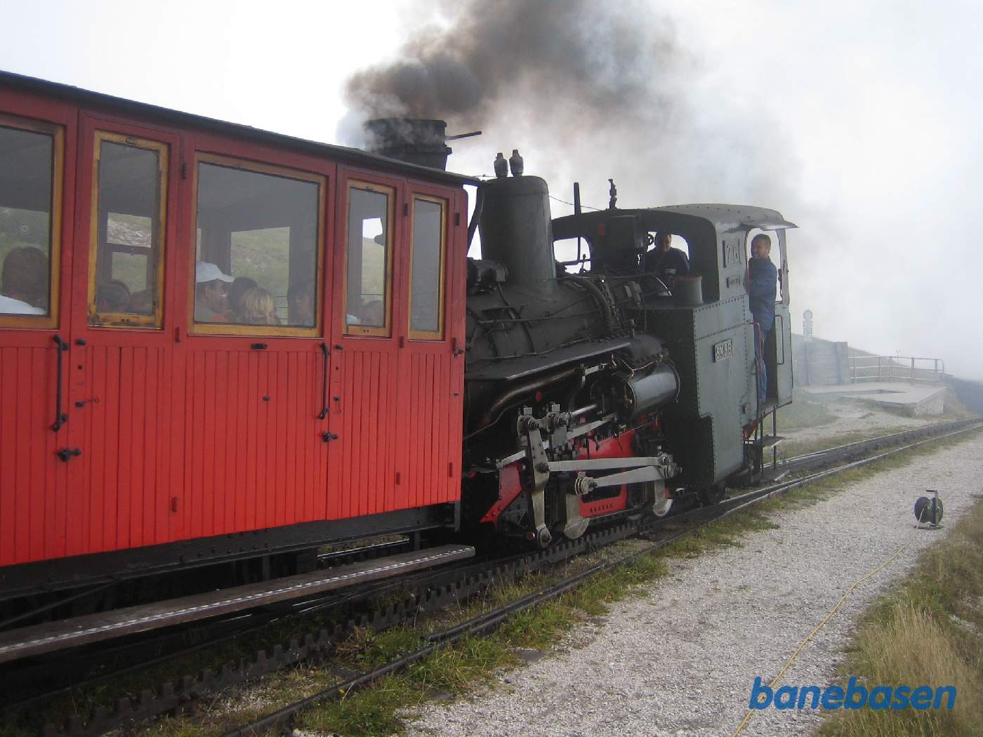 Persontog med kun 1 vogn på vej ind på stationen