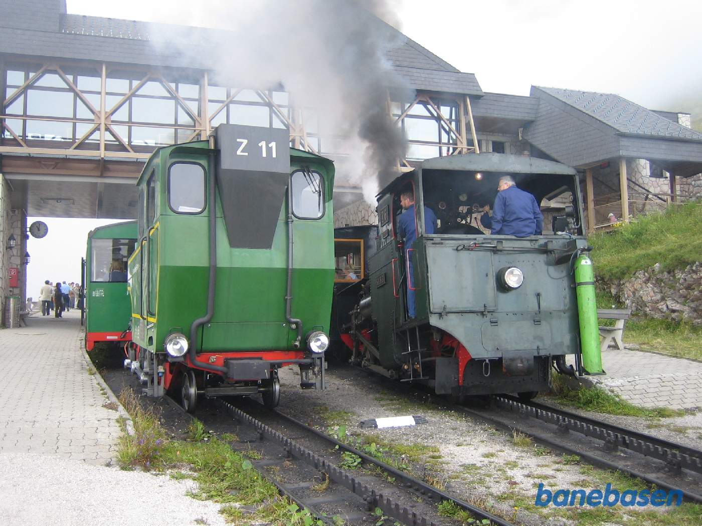 Så holder der 2 damptog på stationen