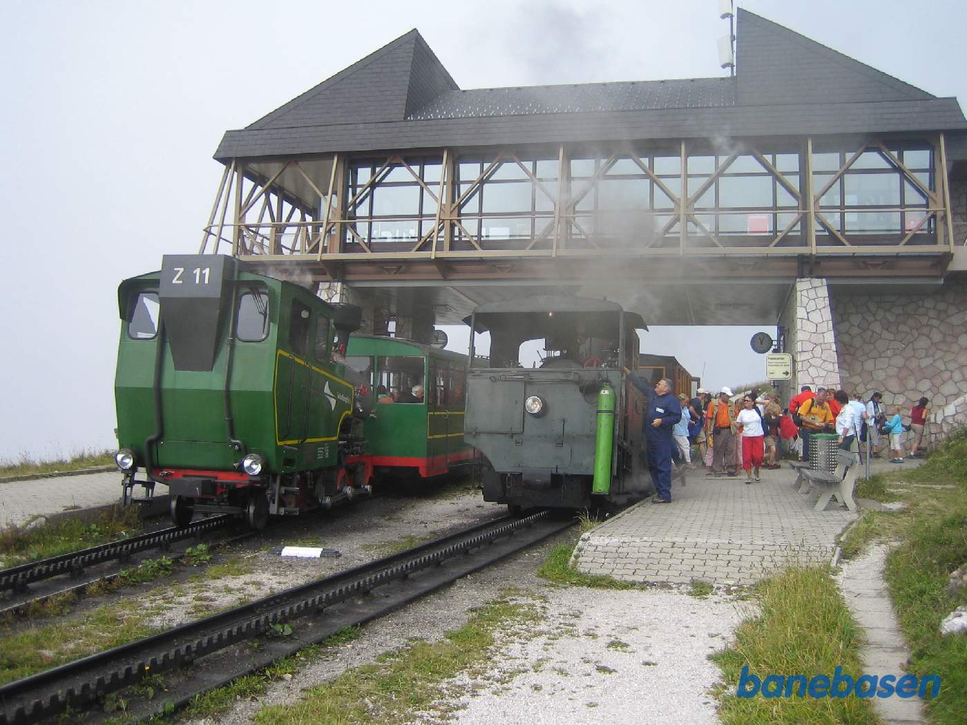 Så holder der 2 damptog på stationen, mange rejsende