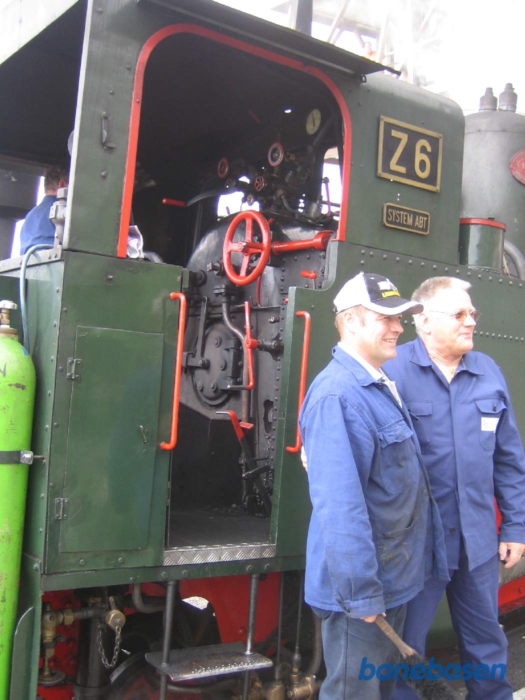 Fører og fyrbøder står opstillet foran deres lokomotiv