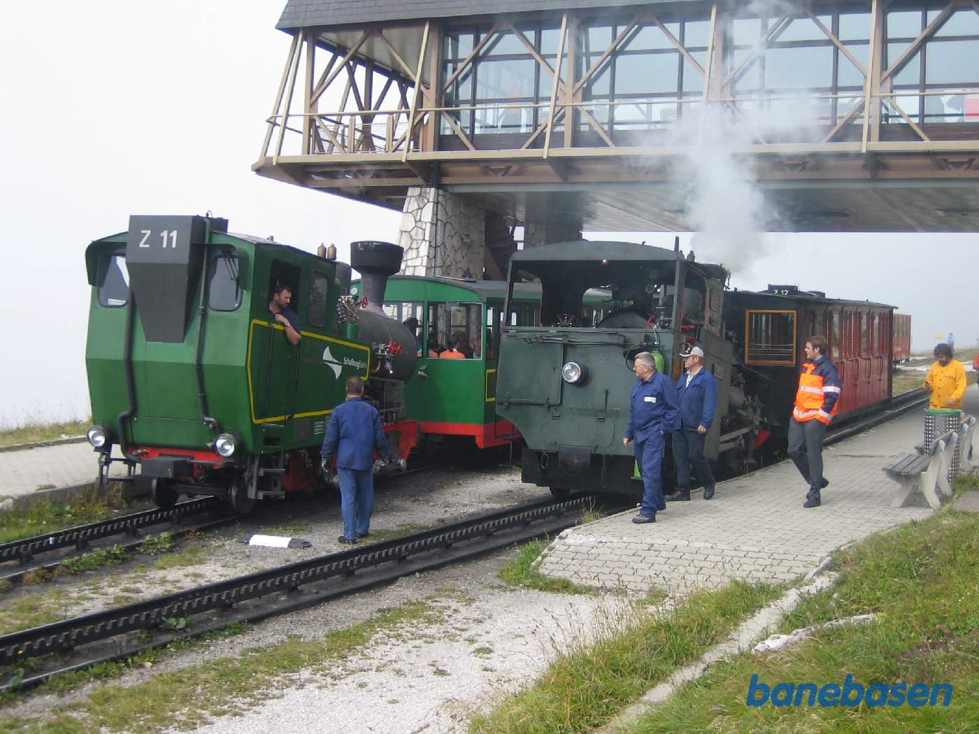 Personalet får en snak mens toget i det fjerneste spor bliver fyldt med turister