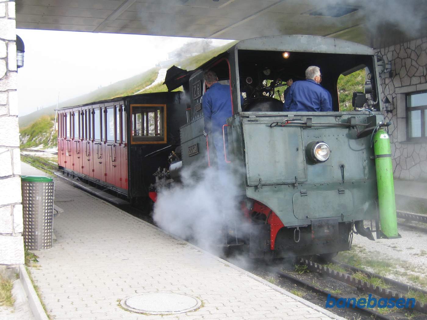 Damplokomotivet ved at være klar til at køre ned af bjerget