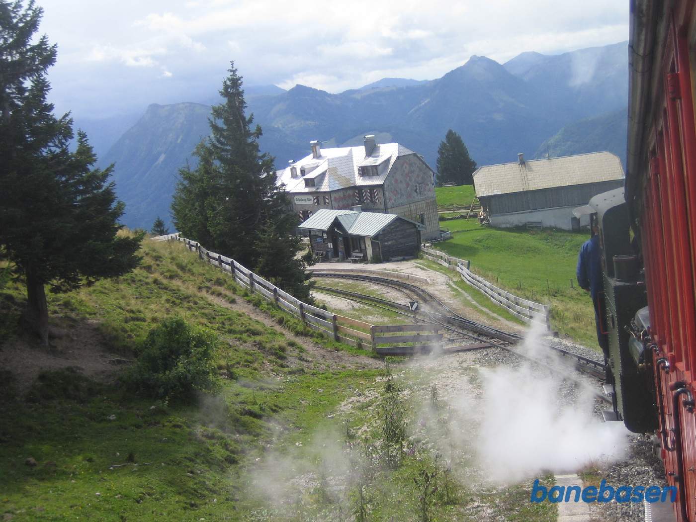 Persontoget på vej ind på mellemstationen