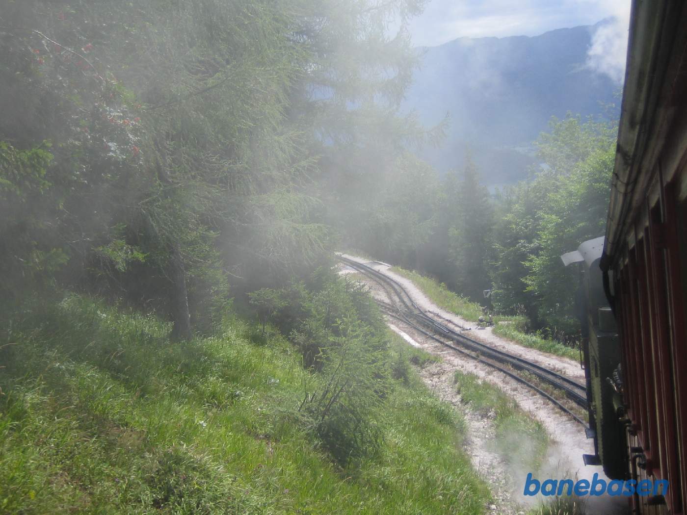 Halvvejs nede ligger der en teknisk krydsningsstation uden perron, her skal vi krydse med modkørende tog