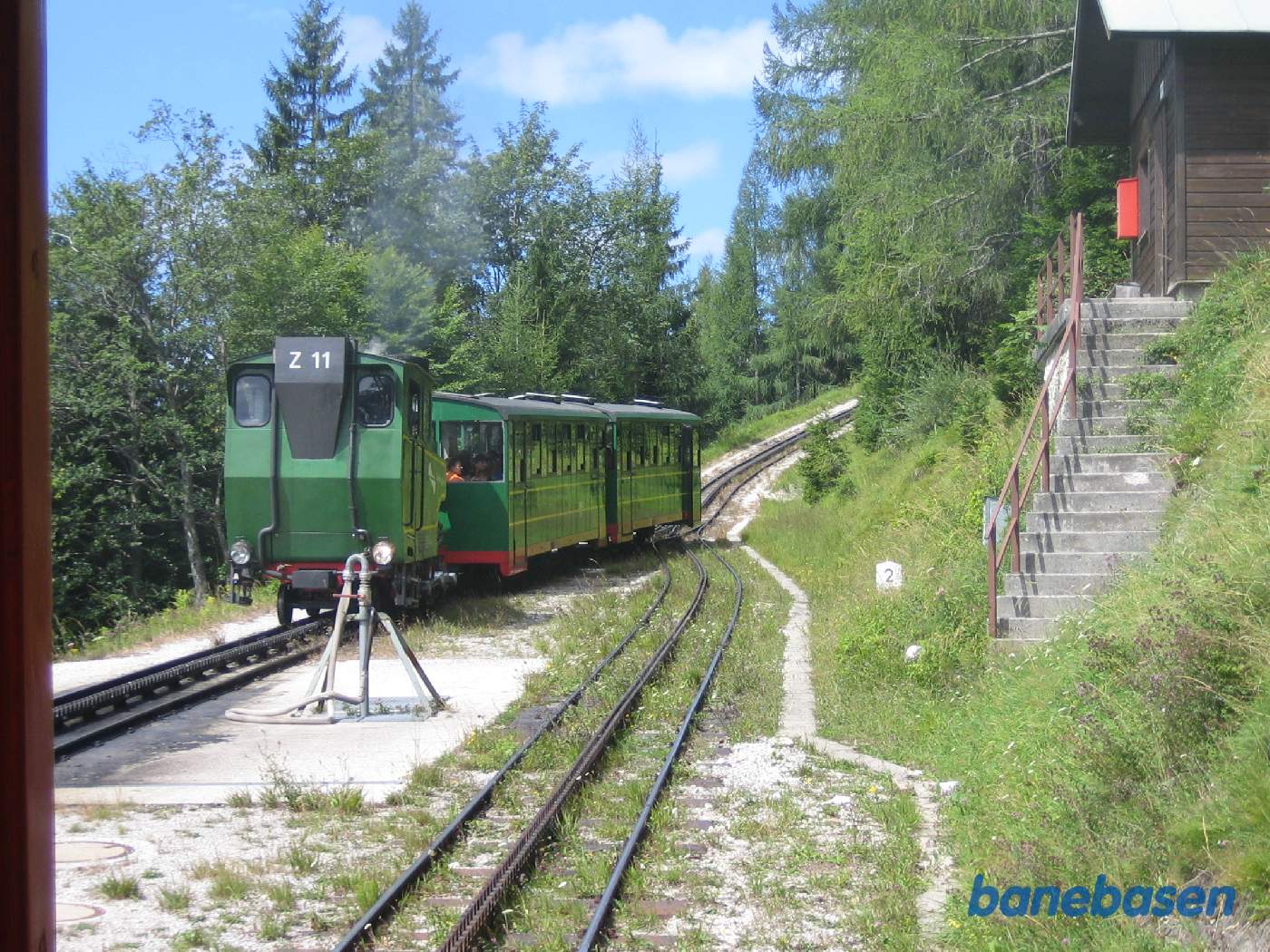 Efter krydsningen kører det modkørende tog mod Schafbergspitze
