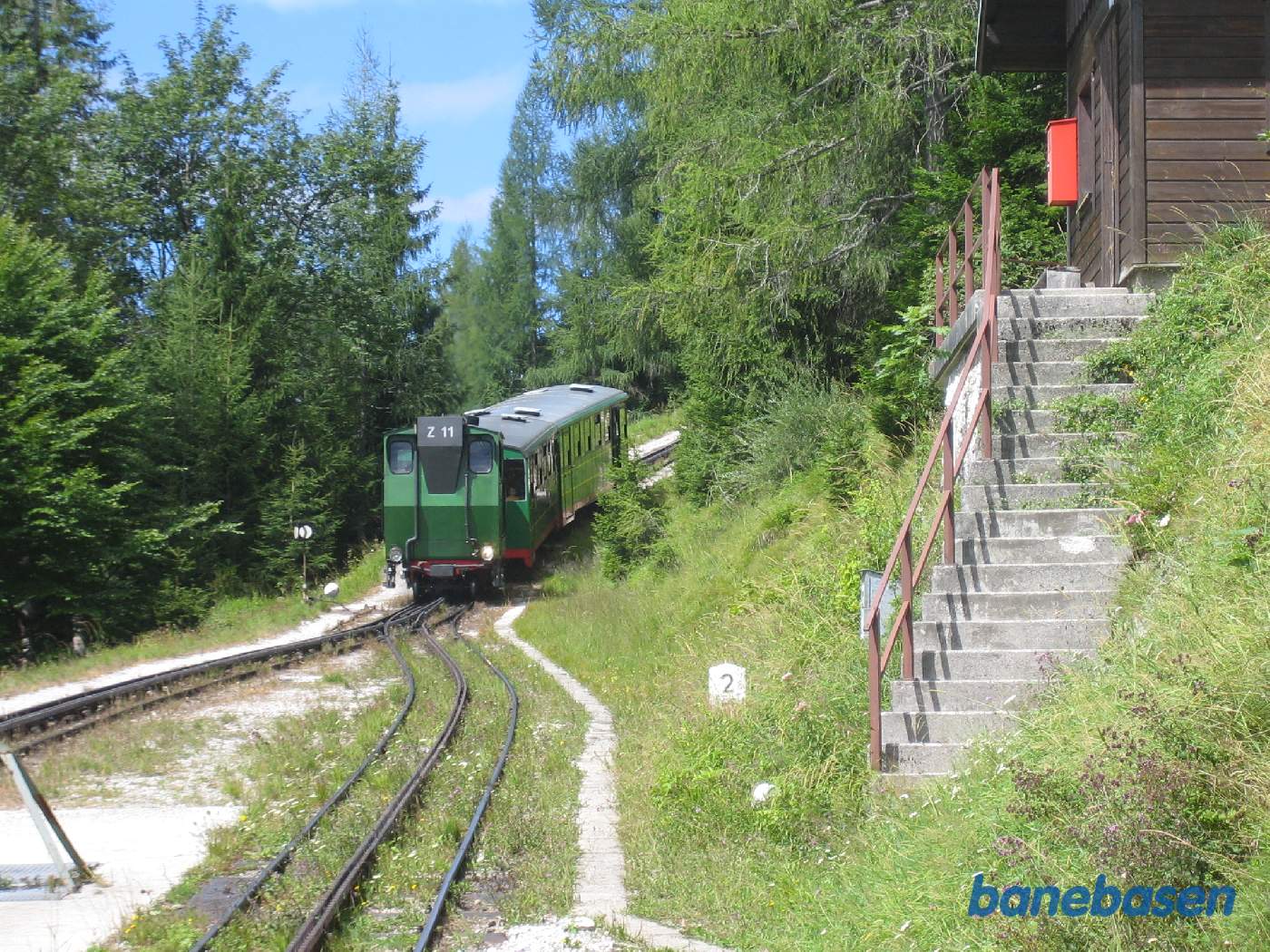 Efter krydsningen kører det modkørende tog mod Schafbergspitze