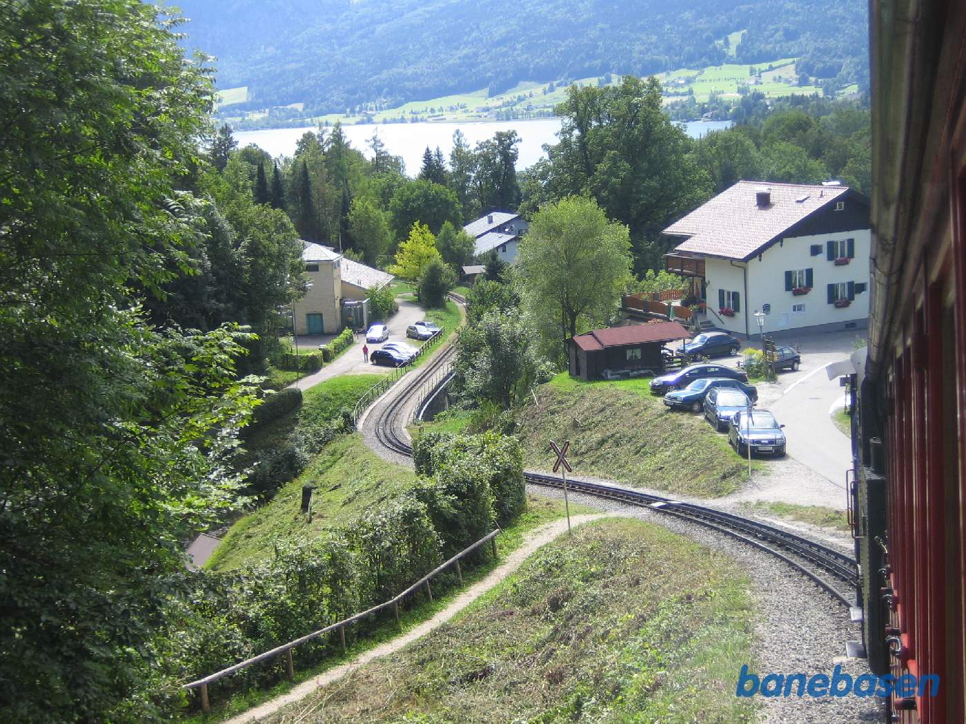 Turen ned af bjerget fortsætter, nu er vi på vej ind i byen