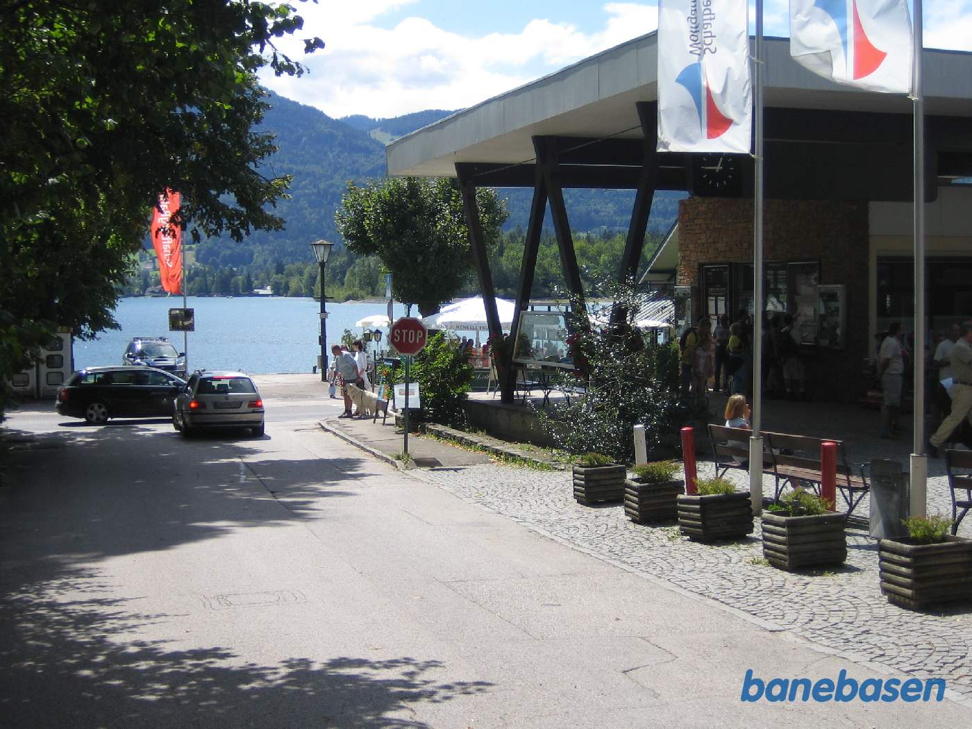 Lige udenfor stationen er der et fint vue ned til søen, hvor rutebådene lægger til, så vores rejse fortsatte med skib